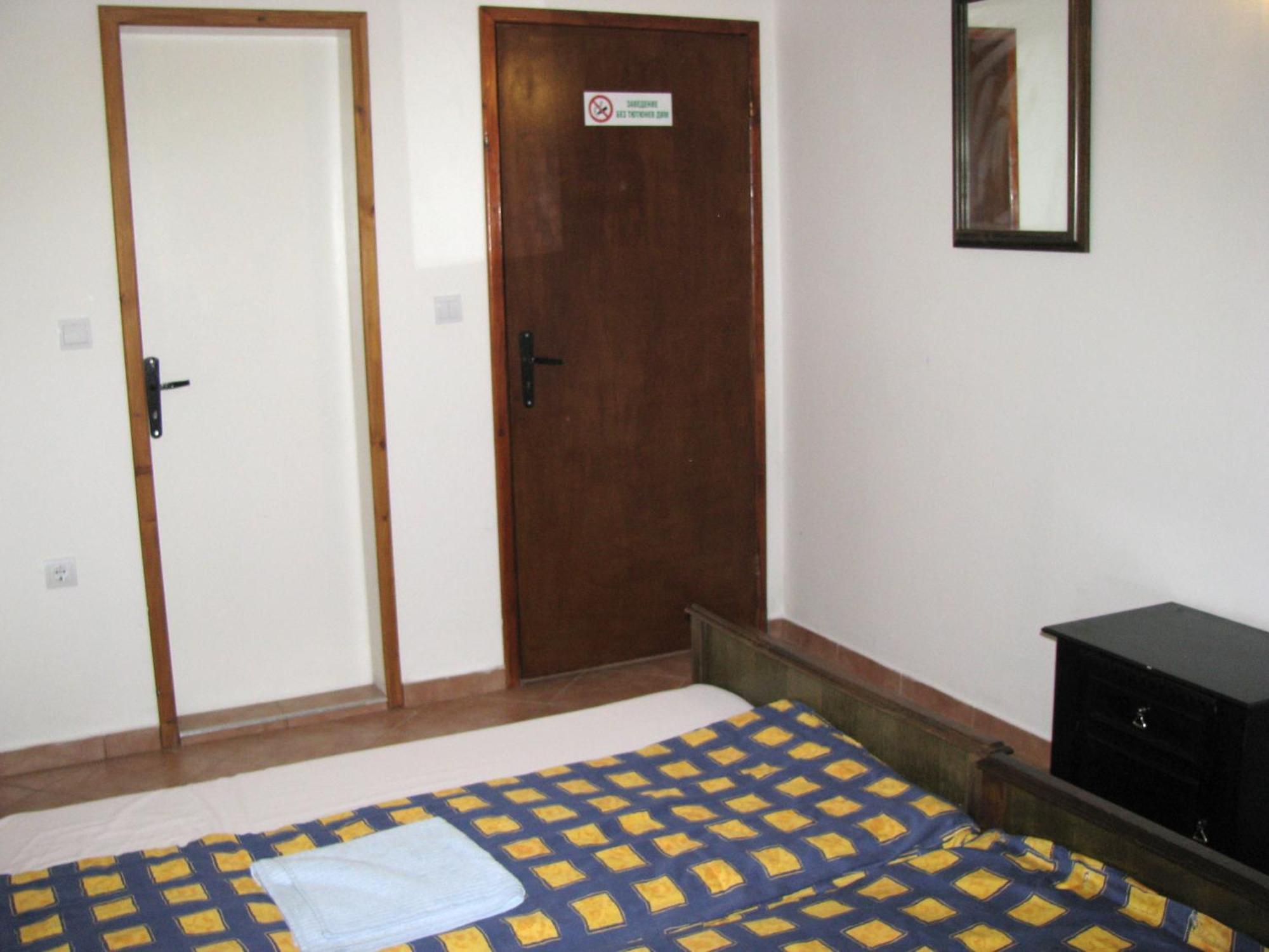 Guest House Familia Samovodene ภายนอก รูปภาพ